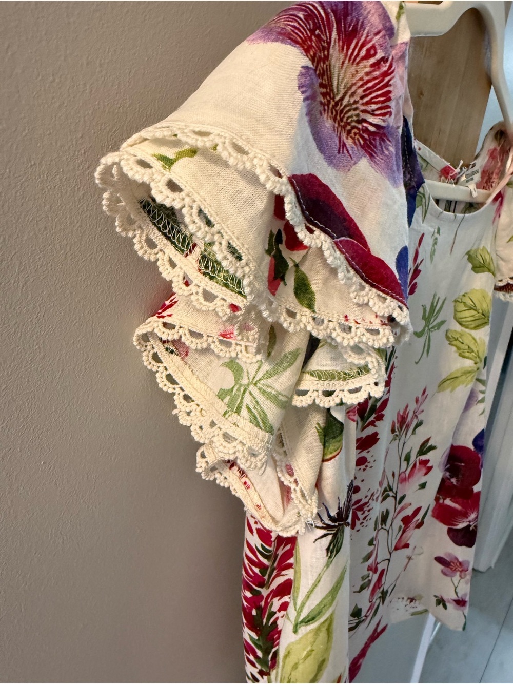 Christian Siriano White Floral Flutter Sleeve Blouse - Picture 5 of 8